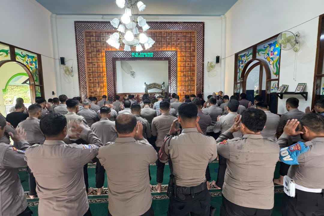 Shalat Ghaib di Masjid Mapolres Batu untuk korban bencana di Sumatera. (dok Humas Polres Batu_11zon Polres Batu Gelar Salat Ghaib, Doakan Ratusan Korban Tragedi Banjir Bandang Sumatra