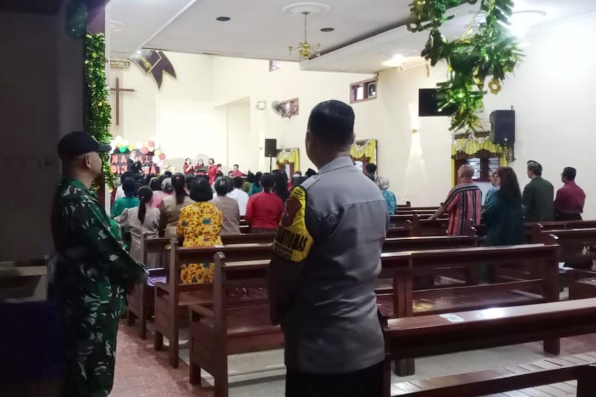 Sinergi Babinsa-Bhabinkamtibmas Gadang Amankan Ibadah Gereja Jawi Wetan