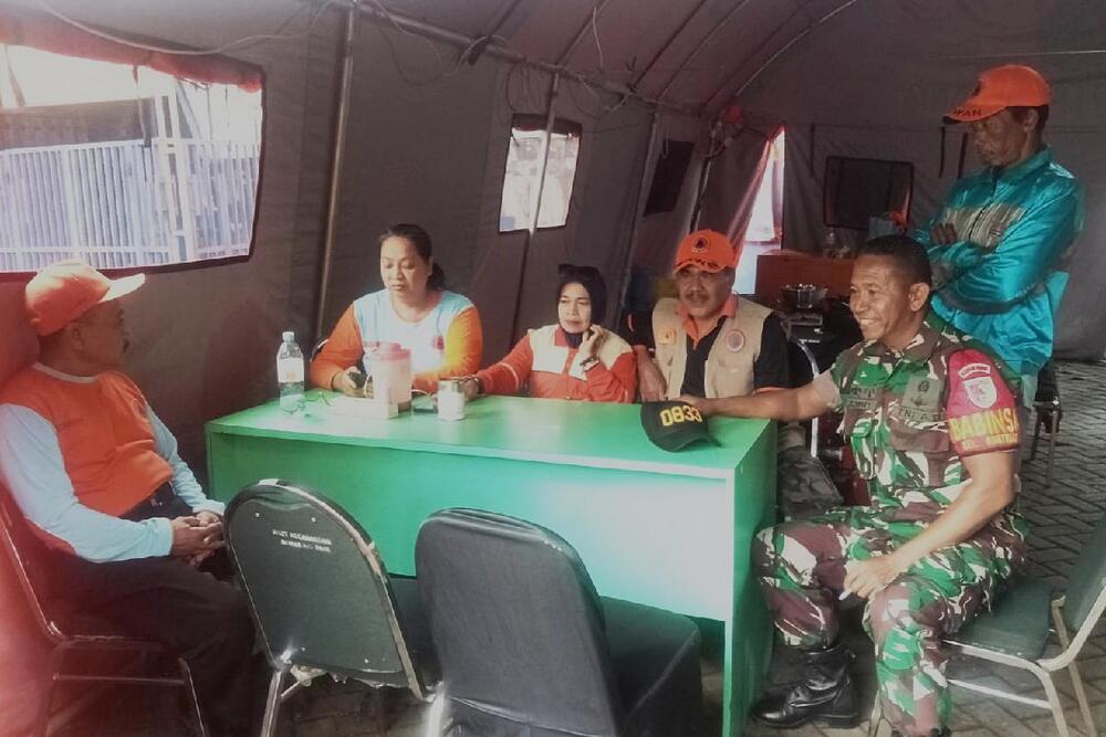 Sinergi Babinsa dan Bhabinkamtibmas Kesatrian Monitoring Posko Bencana di Kecamatan Blimbing