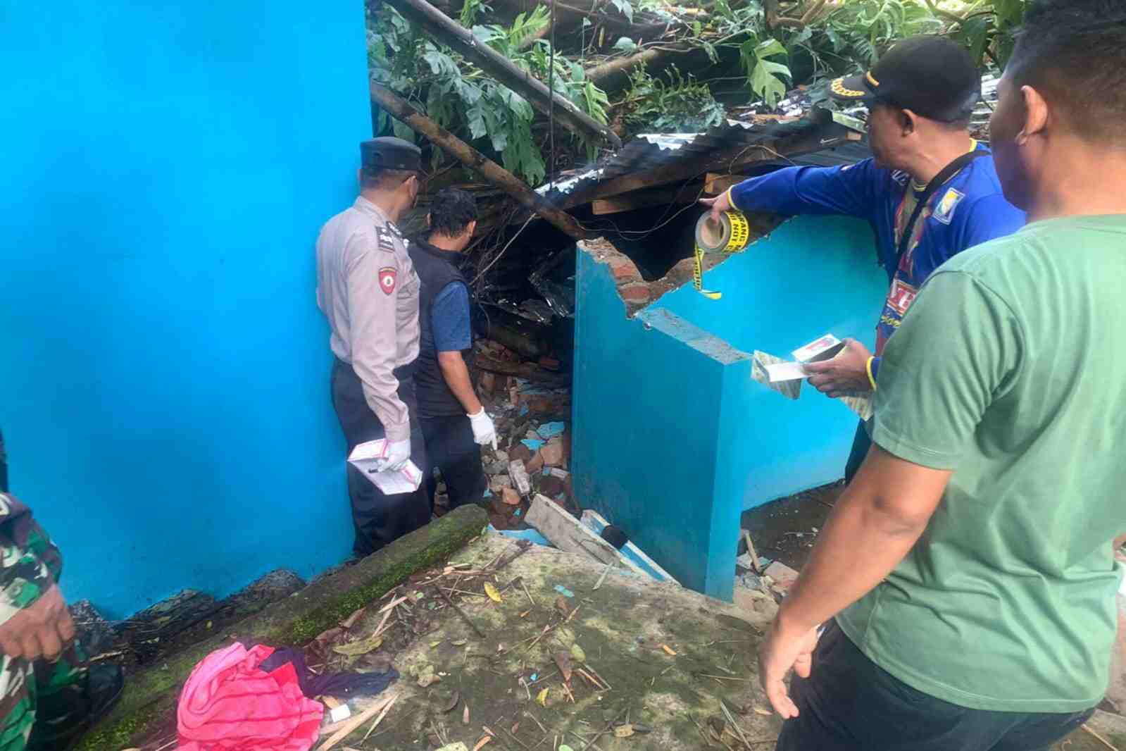 TKP korban meninggal tertimpa pohon dan bangunan kamar mandi umum di Kecamatan Lawang. (ist_11zon Pohon Beringin Roboh Timpa Kamar Mandi Umum, Seorang Warga Lawang Meninggal Dunia