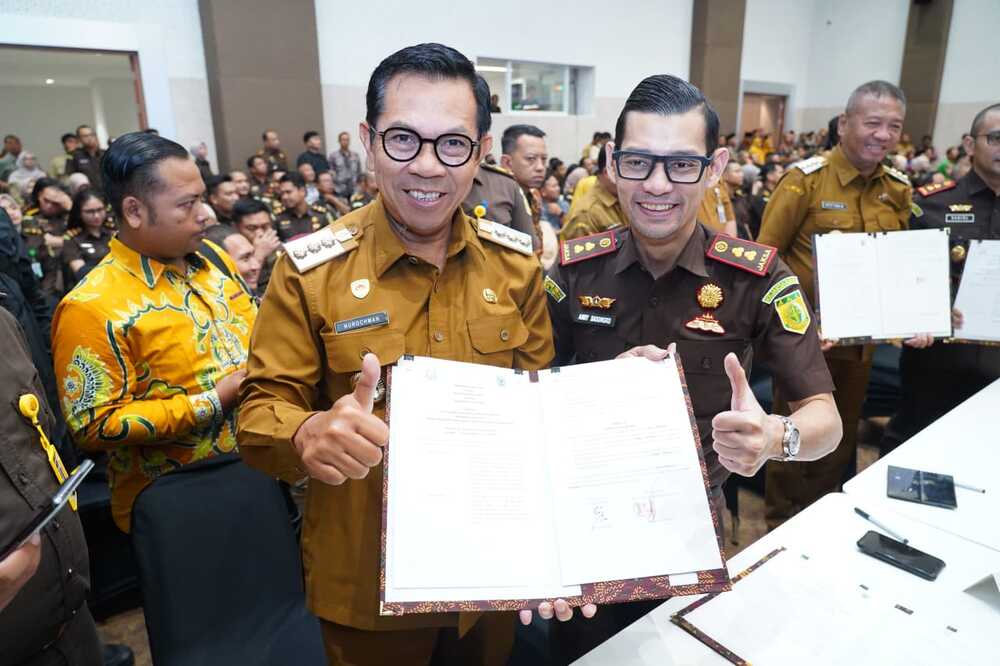 Wali Kota Batu dan Kajari Kota Batu menunjukkan berita acara kerjasama Pidana Kerja Sosial yang baru diteken keduanya. (ist) Wali Kota Batu Teken Kerja Sama Pidana Kerja Sosial, Tegaskan Dukungan Keadilan Restoratif