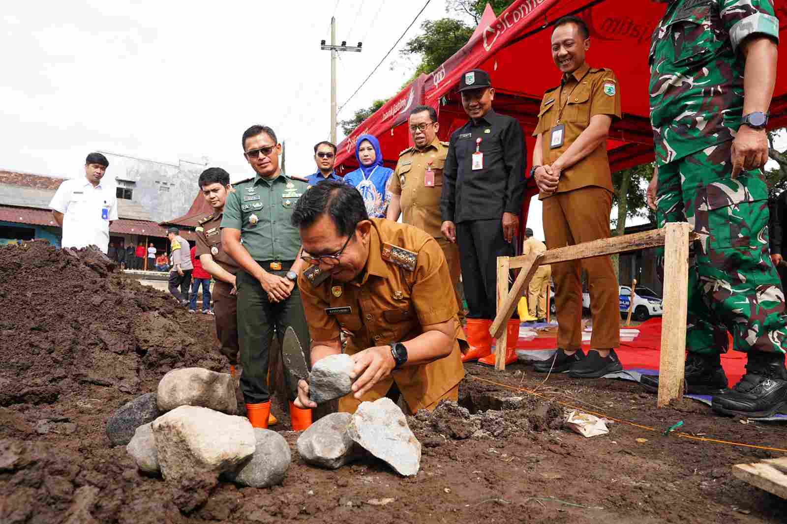 Wali Kota Batu meletakkan batu pertama pembangunan gerai Koperasi Desa Merah Putih. di Desa Torongrejo. (ist_11zon Wali Kota Nurochman Mulai Pembangunan Gerai Koperasi Desa Merah Putih di Torongrejo