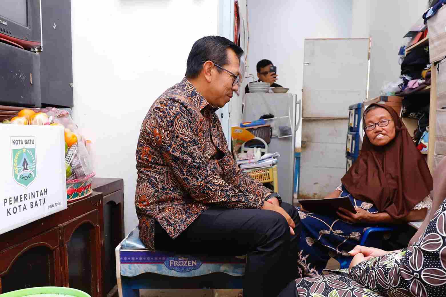 Wali Kota Batu menyerahkan langsung bantuan insentif kepada Lansia. (ist_11zon Wali Kota Nurochman Dorong Kemandirian Lansia dan Disabilitas di Kota Batu