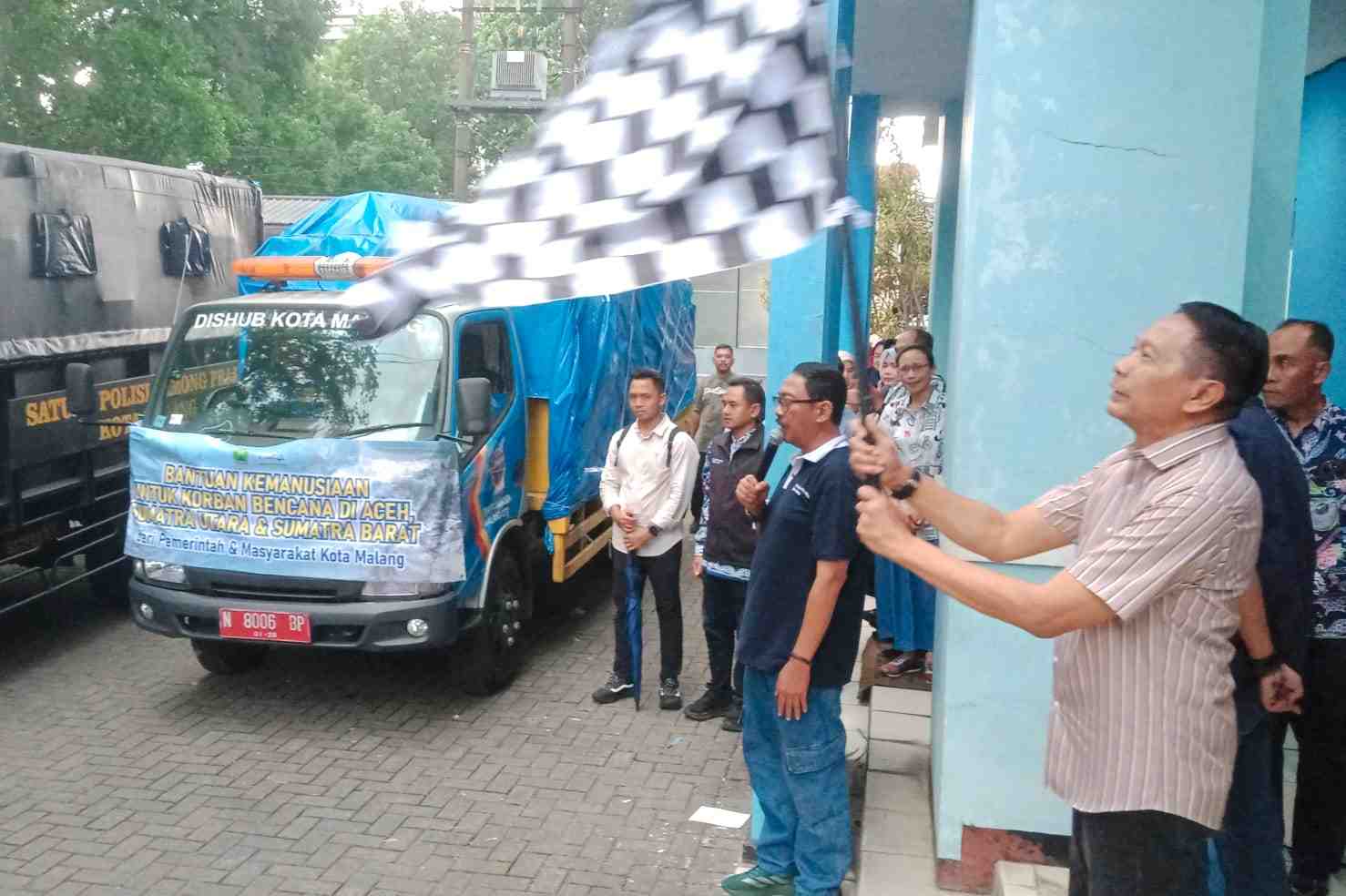 Wali Kota Malang memberangkatkan bantuan bencana Aceh-Sumatera. (bas_11zon Pemkot Malang Kirim Bantuan Bencana Aceh-Sumatera Senilai Rp2 Miliar Secara Bertahap