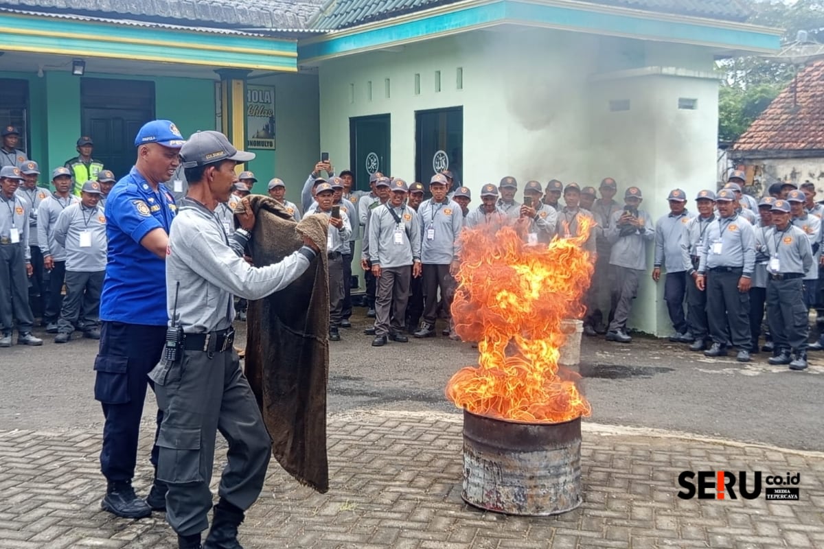 Satpol PP Jatim Bekali Satlinmas Edukasi Penanggulangan Kebakaran Dini 1 Pelatihan penanganan kebakaran Satlinmas Kecamatan Donomulyo bersama Damkar Kabupaten Malang. (Seru.co.id/wul)