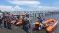 Pencarian oleh Tim SAR gabungan dimulai sekitar pukul 10:30 WIB dengan menggunakan dua perahu karet. (Seru.co.id/aza) Seorang Nelayan Terjatuh dan Hilang di Perairan Mimbo, Tim SAR Gabungan Langsung Lakukan Proses Pencarian
