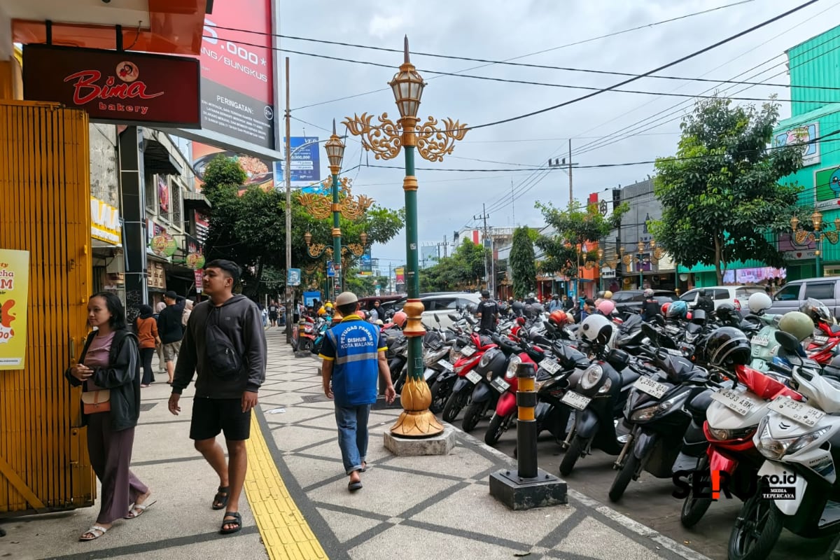 Parkir pinggir jalan di kawasan Kayutangan masih akan beroperasi, karena keterbatasan daya tampung gedung parkir. (Seru.co.id/bas)