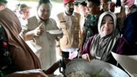 Presiden Prabowo turut mencicipi makanan di tempat pengungsian. (Dok Presiden RI) Prabowo Tinjau Korban Banjir Aceh, Pastikan Pangan Aman dan Infrastruktur Dipercepat