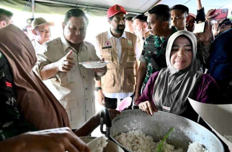 Presiden Prabowo turut mencicipi makanan di tempat pengungsian. (Dok Presiden RI) Prabowo Tinjau Korban Banjir Aceh, Pastikan Pangan Aman dan Infrastruktur Dipercepat