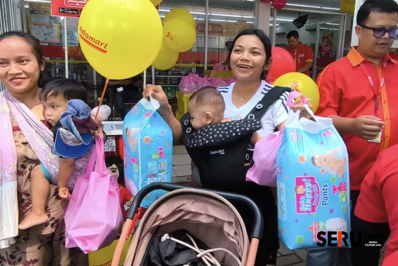 Kebahagiaan ibu-ibu usai memeriksakan kesehatan anaknya mendapatkan berbagai doorprize dan PMT. (dik)