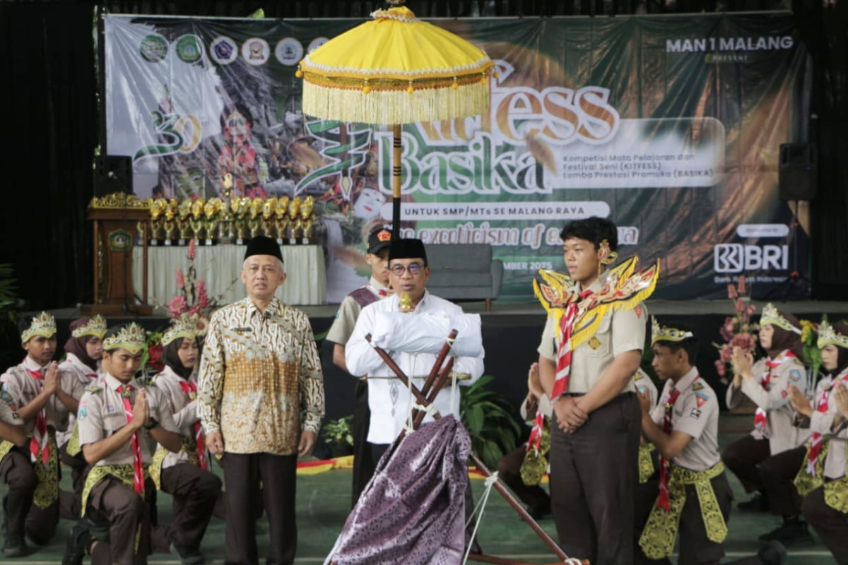 Pembukaan kegiatan Fitfess Basika dalam rangkaian acara HUT ke-30 MAN 1 Malang oleh Kepala Kantor Kementerian Agama (Kemenag) Kabupaten Malang, Sahid. (Doc.MAN 1 Malang) 