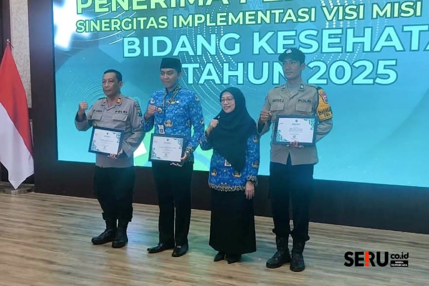 Kapolsek Batu dan Bhabinkamtibmas Sisir Terima Penghargaan di Puncak HKN ke-61 Kota Batu Atas Dedikasi Bidang Kesehatan