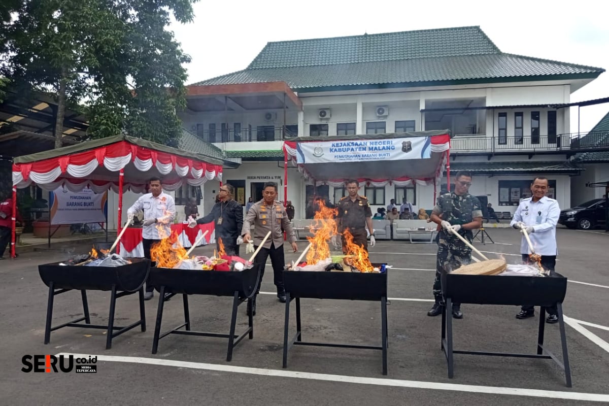 Kejari Kabupaten Malang Musnahkan Barang Bukti dari 64 Perkara di Triwulan IV 1 Pemusnahan barang bukti lainnya yang dibakar.(Seru.co.id/wul)