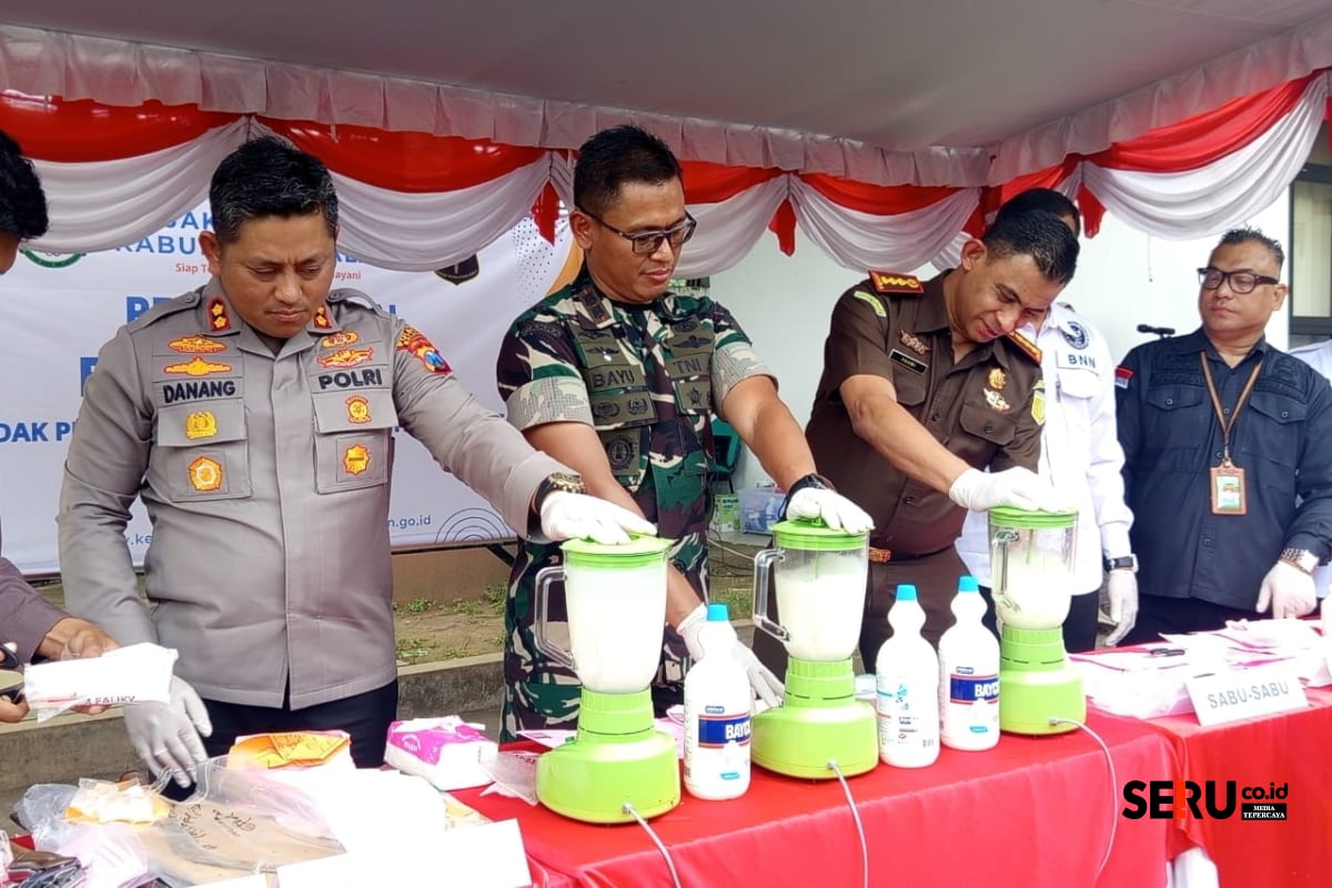 Proses pemusnahan Narkoba dengan cara diblender dicampur dengan cairan pemutih baju. (Seru.co.id/wul) Kejari Kabupaten Malang Musnahkan Barang Bukti dari 64 Perkara di Triwulan IV