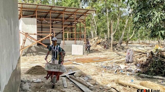 Warga Tolang Julu Manfaatkan Kayu Gelondongan Sisa Banjir untuk Hunian Sementara