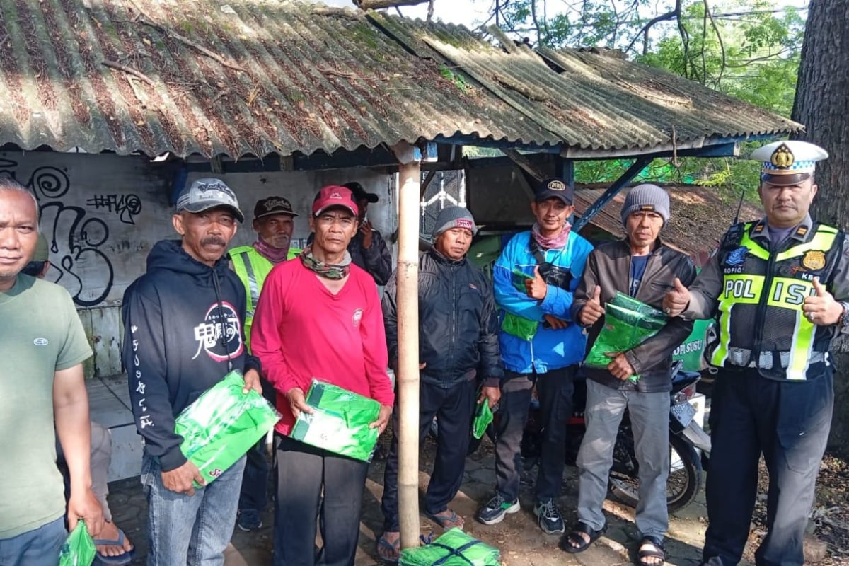 Relawan Supeltas menerima rompi sebagai atribut selama bekerja membantu mengatur lalulintas. (ist) Satlantas Polres Batu Lengkapi Atribut Supeltas Agar Lebih Semangat Bantu Atur Kelancaran Lalin Nataru