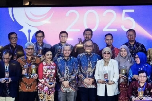 Rektor UM (belakang dua dari kiri) menerima penghargaan Anugerah Diktisaintek 2025.(Dok UM) UM Borong Penghargaan di Anugerah Diktisaintek 2025, Perkuat Posisi Kampus Inovatif