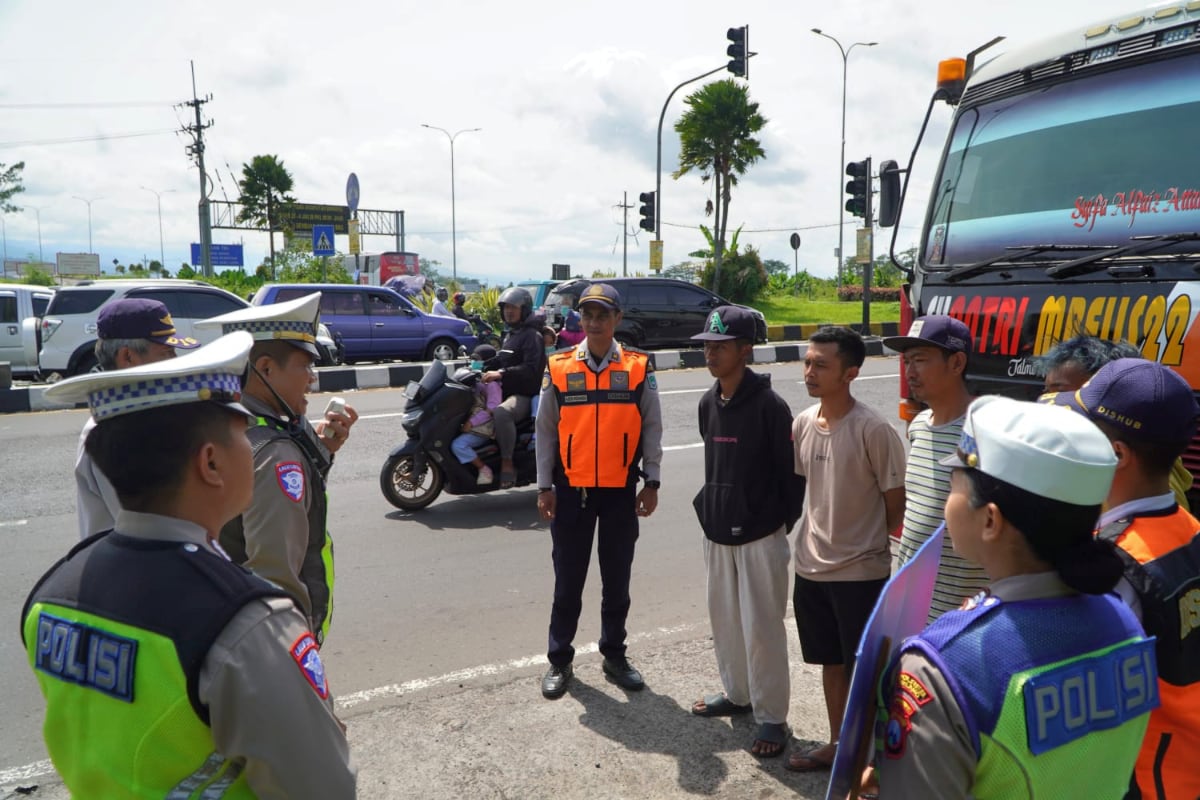 Polres Malang Lakukan Pembatasan Operasional Kendaraan Sambung Tiga Selama Nataru 2026