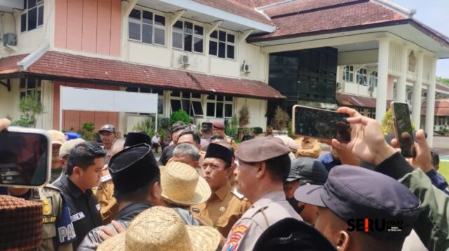 Pembangunan Dinilai Tak Merata, Bupati Pamekasan Jadi Sasaran Aksi Demonstrasi
