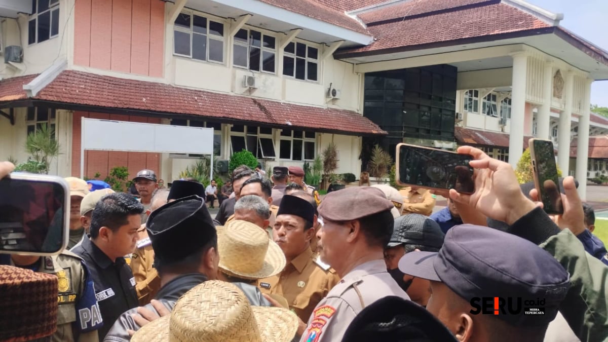 Demontrasi yang dilakukan oleh masyarakat di depan Kantor Bupati. (Seru.co.id/udi) Pembangunan Dinilai Tak Merata, Bupati Pamekasan Jadi Sasaran Aksi Demonstrasi