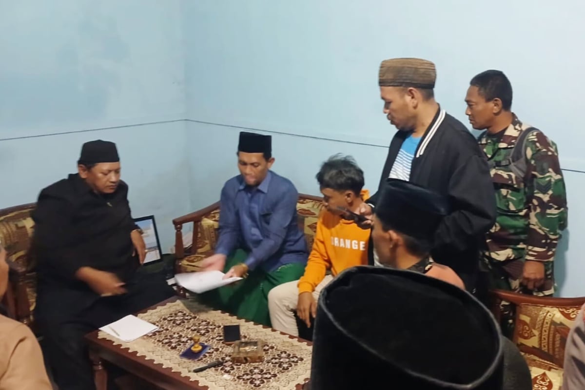 Ketika warga dan kades melakukan mediasi di Kantor Desa Sumberkradenan. (Doc. Polsek Pakis) Kepala DPMD Membenarkan Kades Sumberkradenan Mengundurkan Diri