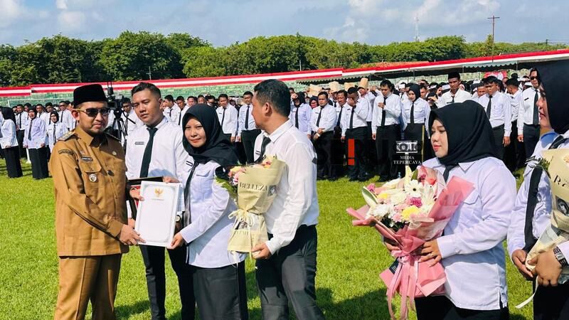 Bupati Sumenep, Pj Sekda, Kepala BKPSDM, Koordinator PPPK dan pengurus inti memberikan karangan bunga Pejuang Mas Ramdan. (Seru.co.id/edo) Surat Cinta untuk Bupati Sumenep “Terimakasih Bupatiku, Aspirasi Kita Pegawai Honorer Didengar, Perjuangan Panjang Melelahkan Dihargai”