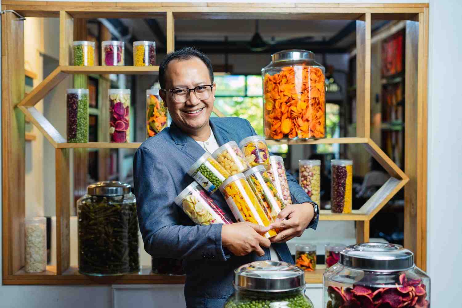 Abdullah Dzikri dengan hasil produksi aneka kripik sayurnya. (Dok. Kajumski photo_11zon Tren Healthy Food Meningkat Jadi Alasan Bertambahnya Kebutuhan Keripik Buah dan Sayur di Batu