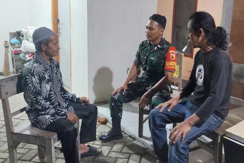 Babinsa Arjosari komsos perkuat kondusivitas wilayah dan kemanunggalan TNI–Rakyat. (ist) Babinsa Arjosari Komsos Perkuat Kondusivitas Wilayah dan Kemanunggalan TNI–Rakyat