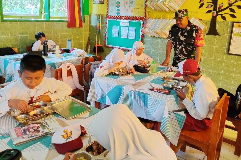 Babinsa Kedungkandang Dampingi Pendistribusian MBG di SDN Buring