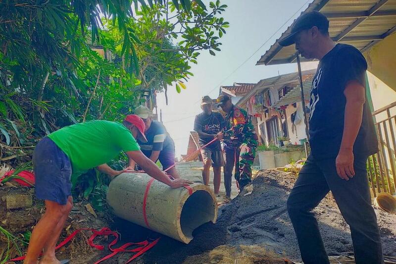 Babinsa Kedungkandang Perkuat Silaturahmi melalui Gotong Royong Pembuatan Drainase