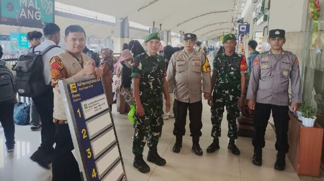 Babinsa Kiduldalem Pemantauan Stasiun Kereta Api Malang saat Libur Tahun Baru 2026