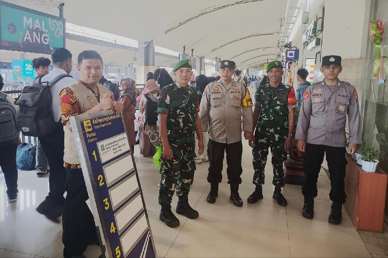 Babinsa Kiduldalem pemantauan Stasiun Kereta Api Malang saat libur Tahun Baru 2026. (ist) Babinsa Kiduldalem Pemantauan Stasiun Kereta Api Malang saat Libur Tahun Baru 2026