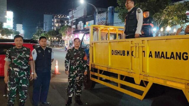Babinsa Klojen Bersama Dishub Kota Malang Monitoring Penertiban Parkir di Kayutangan Heritage