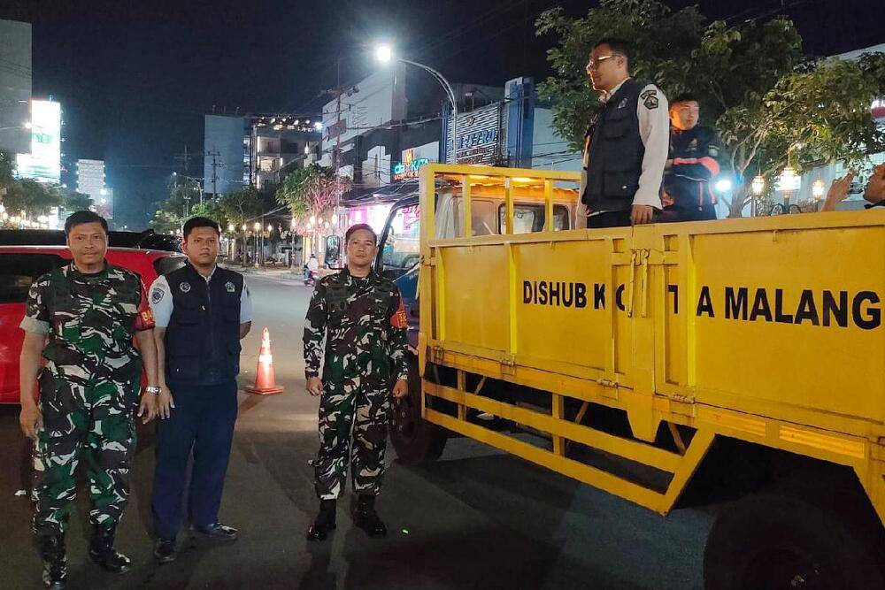 Babinsa Klojen bersama Dishub Kota Malang monitoring penertiban parkir di Kayutangan Heritage. (ist) Babinsa Klojen Bersama Dishub Kota Malang Monitoring Penertiban Parkir di Kayutangan Heritage