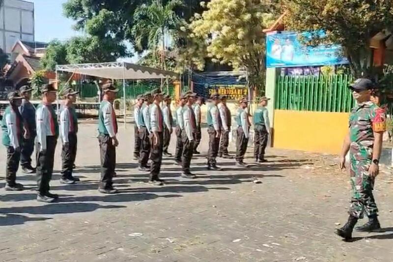 Babinsa Lowokwaru berikan pelatihan PBB Satlinmas. (ist) Babinsa Lowokwaru Berikan Pelatihan PBB Satlinmas