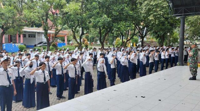 Babinsa Lowokwaru Berikan Pendidikan Karakter dan Kedisplinan melalui PBB Siswa SMP Lab UM