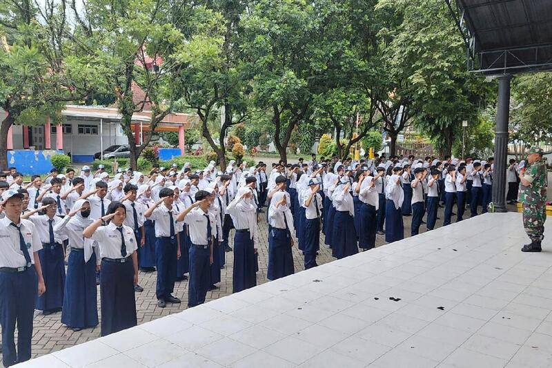 Babinsa Lowokwaru Berikan Pendidikan Karakter dan Kedisplinan melalui PBB Siswa SMP Lab UM