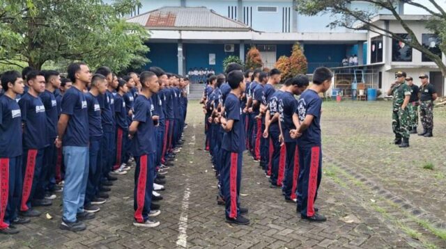 Babinsa Sukun Berikan Materi Kedisiplinan dan PBB kepada Siswa SMKN 11 Malang