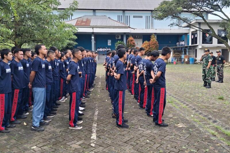 Babinsa Sukun Berikan Materi Kedisiplinan dan PBB kepada Siswa SMKN 11 Malang