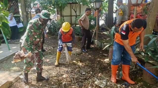 Babinsa Sukun Bersama Warga Karangbesuki Karya Bakti di Taman Literasi