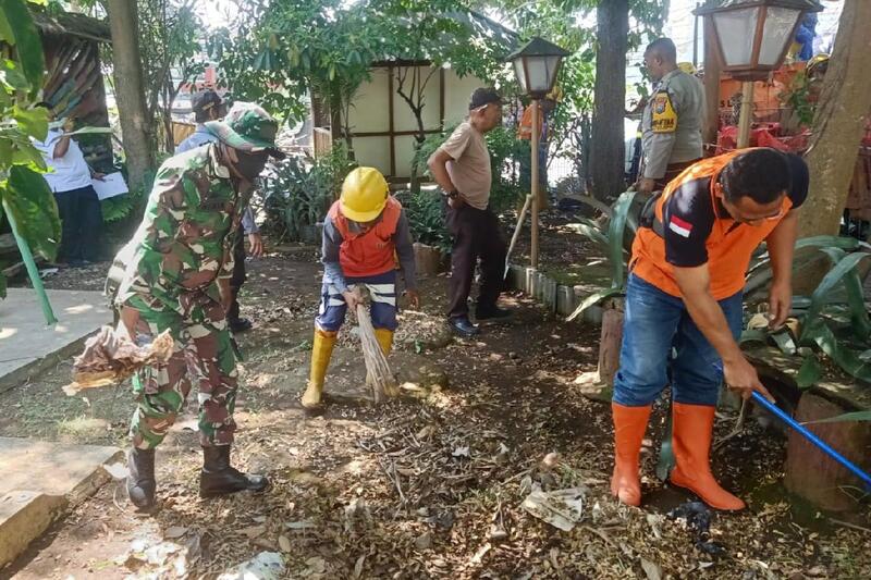 Babinsa Sukun Bersama Warga Karangbesuki Karya Bakti di Taman Literasi