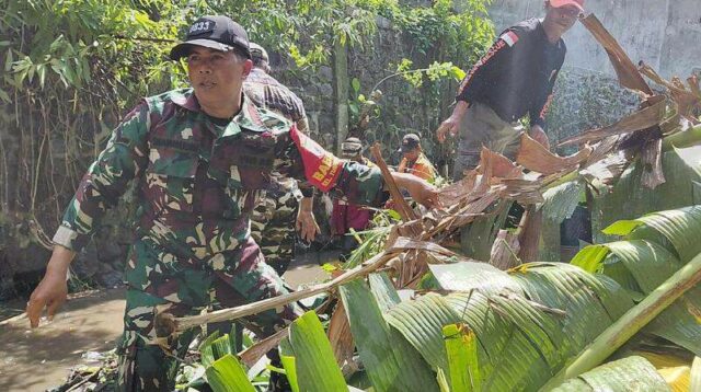 Babinsa Tunggulwulung Bersama Warga Kerja Bakti Pembersihan Aliran Sungai