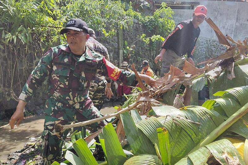 Babinsa Tunggulwulung Bersama Warga Kerja Bakti Pembersihan Aliran Sungai