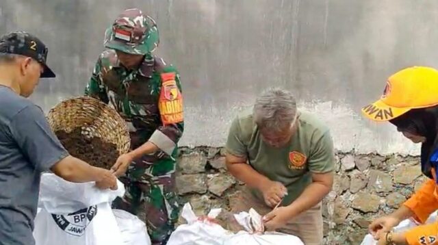 Babinsa Tunjungsekar Bersama Warga Kerja Bakti Bersihkan Bangunan Fasilitas Umum