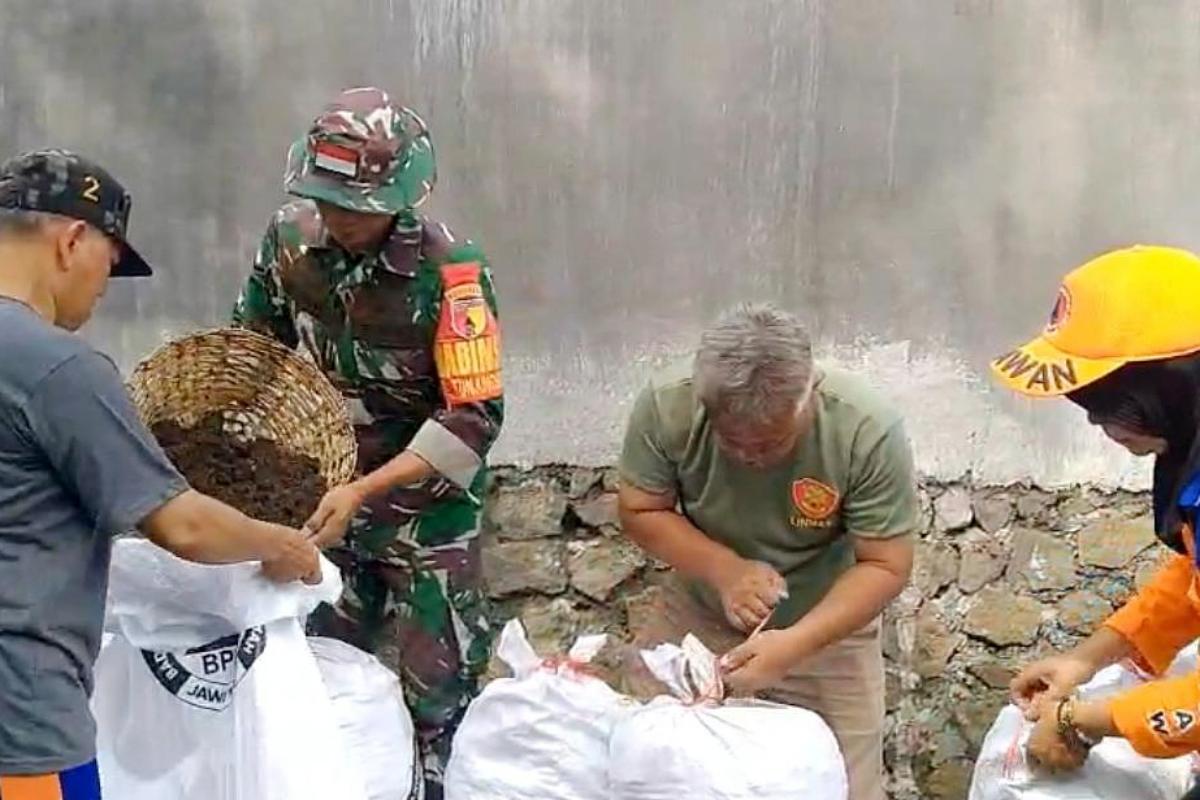 Babinsa Tunjungsekar Bersama Warga Kerja Bakti Bersihkan Bangunan Fasilitas Umum