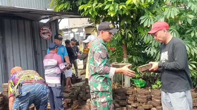 Babinsa Bersama Warga Sukoharjo Kerja Bakti Membuat Green House Lingkungan