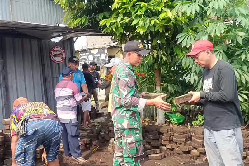 Babinsa Bersama Warga Sukoharjo Kerja Bakti Membuat Green House Lingkungan