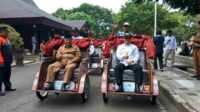 200 Pengayuh Becak Lansia di Kabupaten Malang Terima Bantuan Becak Listrik