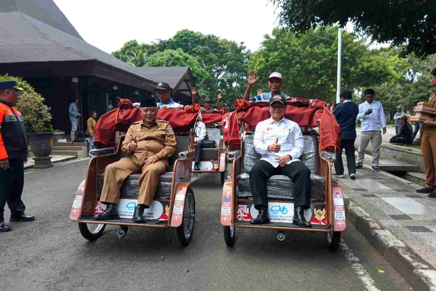 200 Pengayuh Becak Lansia di Kabupaten Malang Terima Bantuan Becak Listrik