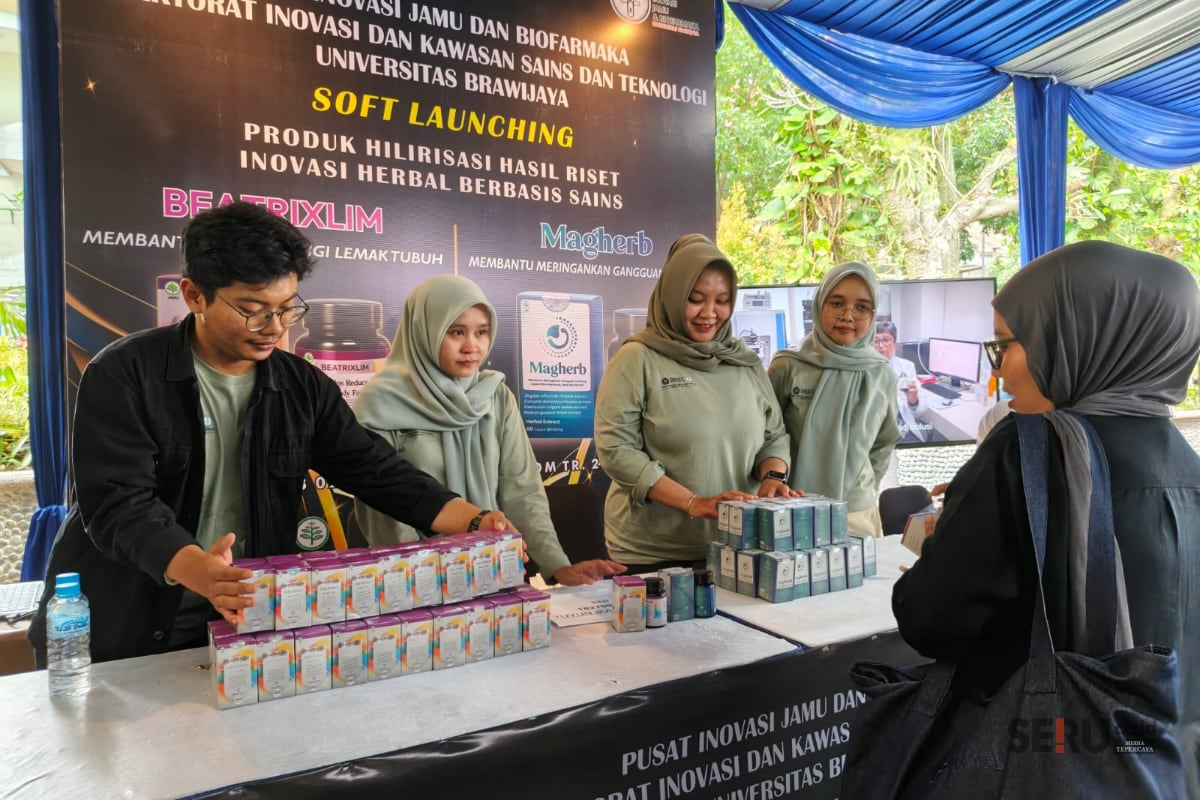 Pusat Inovasi Jamu dan Biofarmaka UB mengenalkan produk terbarunya pada pengunjung. (bas)